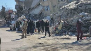 Savcıların gözetiminde yıkılan binalardan karot ve demir örnekleri alınıyor