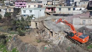 Şehitkamil'deki ağır hasarlı yapıların yıkımına başlandı