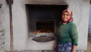 Selendili'de kadınlar depremzedeler için ekmek yapıyor