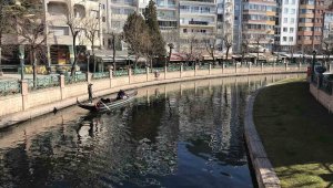 Sıcak havayı fırsat bilen vatandaşların gondol keyfi