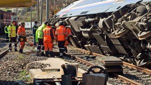 Şiddetli deprem tren vagonlarını devirdi, rayları tahrip etti