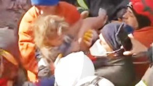 Simav İtfaiye Müdürlüğü ekibi 150 saat sonra 8 yaşındaki küçük kızı enkazdan sağ olarak çıkardı