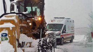Sındırgı'da kar yağışı ile mücadele sürüyor