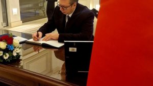 Sırbistan Cumhurbaşkanı Vucic, Türkiye'deki depremzedeler için taziye defterini imzaladı