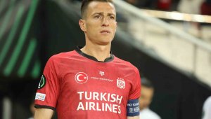 Sivasspor'un kaptanlarından depremzedelere destek