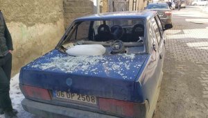 Sorgun'da Buz Kütlesi Arabanın Üzerine Düştü