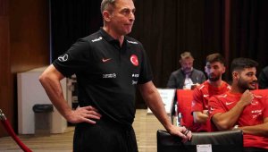 Stefan Kuntz, depremzedeler için kasiyerlik yapacak