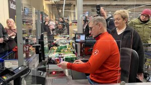 Stefan Kuntz, depremzedeler için kasiyerlik yaptı