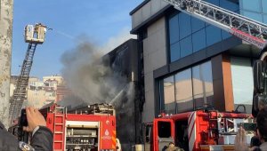 Sultangazi'de avize deposu alev alev yandı