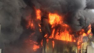 Sultangazi'de fabrika alev alev yandı