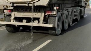 Sultangazi'de hafriyat kamyonundan dökülen mıcırlar sürücülere zor anlar yaşattı