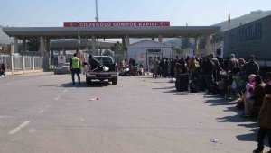 Suriyeliler depremden etkilenen yakınları için memleketlerine gitmeye başladı