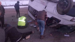 Taklalar atan minibüsteki 6 kişi yaralandı