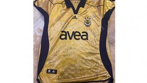 Taraftarlar depremzedeler için futbolcu imzalı formalarını satışa çıkardı