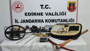 Tarlalarında define aradılar: 4 gözaltı