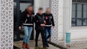 Tartıştığı şahıslardan birini bıçakla öldürdü, diğerini yaraladı