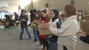 Tatile rağmen okulları terk etmeyip depremzedeler için seferber oldular