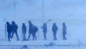 Tipi nedeniyle yolda mahsur kalan öğrenciler kurtarıldı