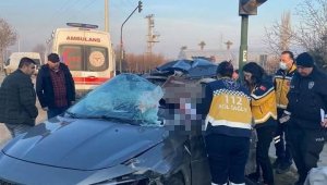 Tıra arkadan çarpan otomobilin kadın sürücüsü hayatını kaybetti