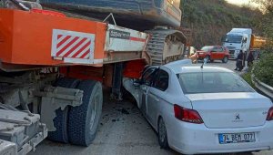 Tırın altına giren araçtan yaralı çıktılar