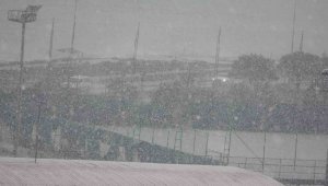 Trabzon'da şehir merkezine mevsimin ilk karı yağdı