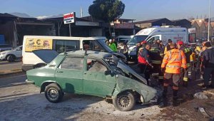 Trafikte birbirini sıkıştıran sürücüler karşı şeride geçti: 3 yaralı