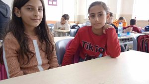 Tüm olumsuzluklara rağmen depremzede öğrencilerin heyecanları yüzlerinden okundu