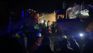 Tunceli AFAD ve Makedon ekip, 114 saat sonra depremzedeyi enkazdan canlı çıkardı