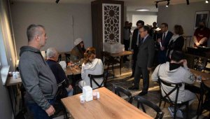Üniversite Konukevi'nde kalan depremzede ailelere moral ziyareti