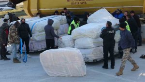 Uşak'tan deprem bölgesine uçakla battaniye gönderildi