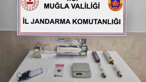 Uyuşturucu imalatı için evinde düzenek kurmuş