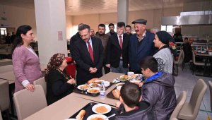 Vali Aksoy, depremzede aileler ile görüştü