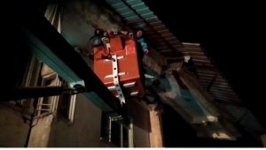 Van'dan giden ekip 80 yaşındaki kadını enkazdan sağ çıkarttı