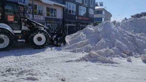 Varto'nun cadde ve sokaklarında biriken kar kütleleri ilçe dışına taşınıyor