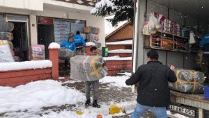 Vatandaşlar, el birliğiyle diktikleri battaniyeleri deprem bölgesine gönderdi