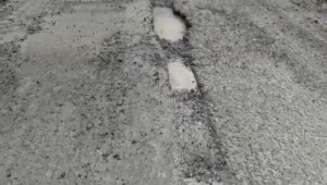 Vatandaşlar yollardaki çukurlara tepki gösterdi