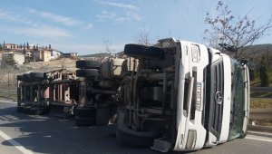 Viraja hızlı giren tır devrildi, sürücüsü yaralandı