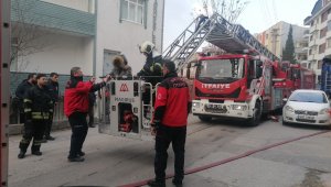 Yangında mahsur kalan özel birey itfaiye ekipleri tarafından kurtarıldı