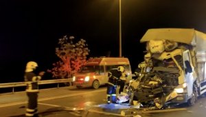 Yardım malzemesi taşıyan kamyonet, yardım malzemesi taşıyan tıra arkadan çarptı