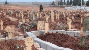 Yarım kalan hikayeler mezarlara yansıdı: Depremde ölenlerin mezarları yürekleri burktu