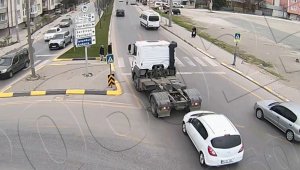 Yaya geçidinde yol vermek için duran tıra çarptı