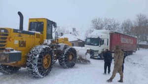 Yolda kalan tırın yardımına ekipler yetişti