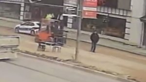 Yolun karşısına geçerken forkliftin çarptığı yaya yaralandı