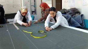 Yozgat'ta depremzedeler için uyku tulumu üretiliyor