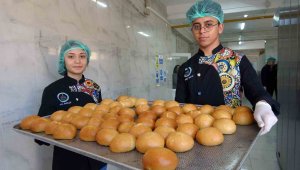 Yozgat'ta öğretmen ve öğrenciler, depremzedeler için ekmek ve yemek hazırlıyor