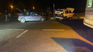 Zonguldak'ta kavşakta çarpışan iki otomobilde 2'si ağır 3 kişi yaralandı