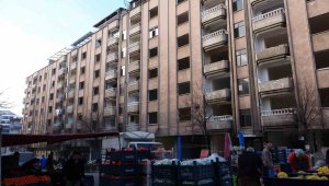 Ağır hasarlı binaların arasında kurulan semt pazarı faciaya davetiye çıkarıyor
