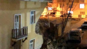 Elazığ'da iki katlı evin dış cephesinde dökülmeler meydana geldi