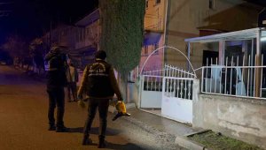 Evlerinin önünde silahlı saldırıya uğrayan 2 kardeş yaralandı