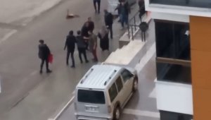 Sağanak yağış altında dakikalarca kavga ettiler